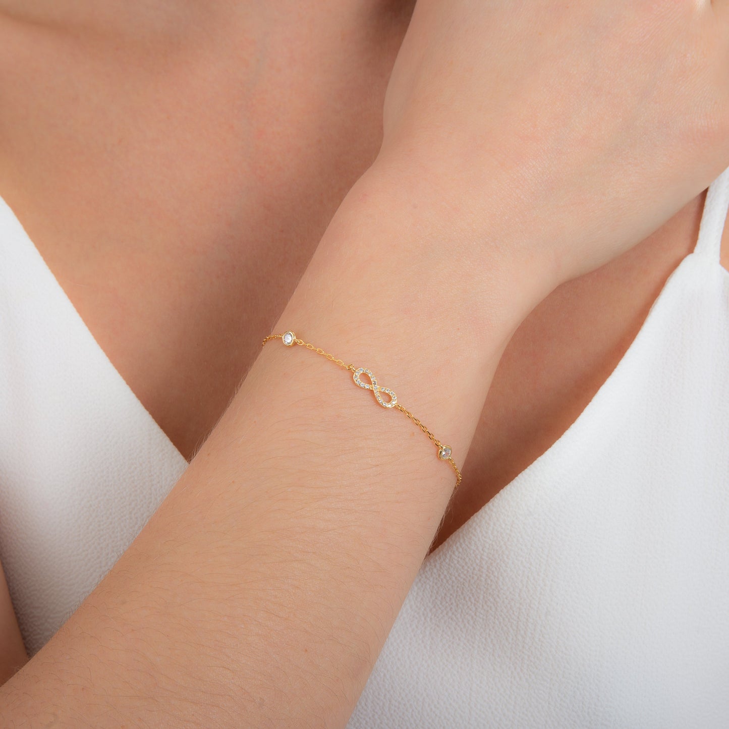 Fein Vergoldet Unendlichkeitsschleife & Rund CZ Verstellbar Armband