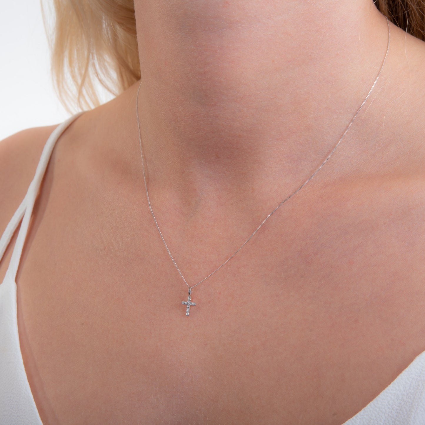 Kleine 9-karätige Weißgold-Halskette mit klarem Zirkonia-Kreuz – 16–20 Zoll