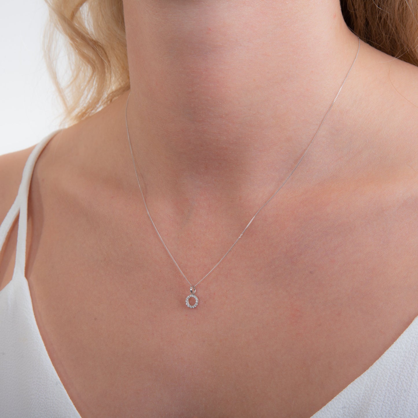 9 Karat Weißgold-Halskette mit Karma-Kreis und Zirkonia – 16–20 Zoll