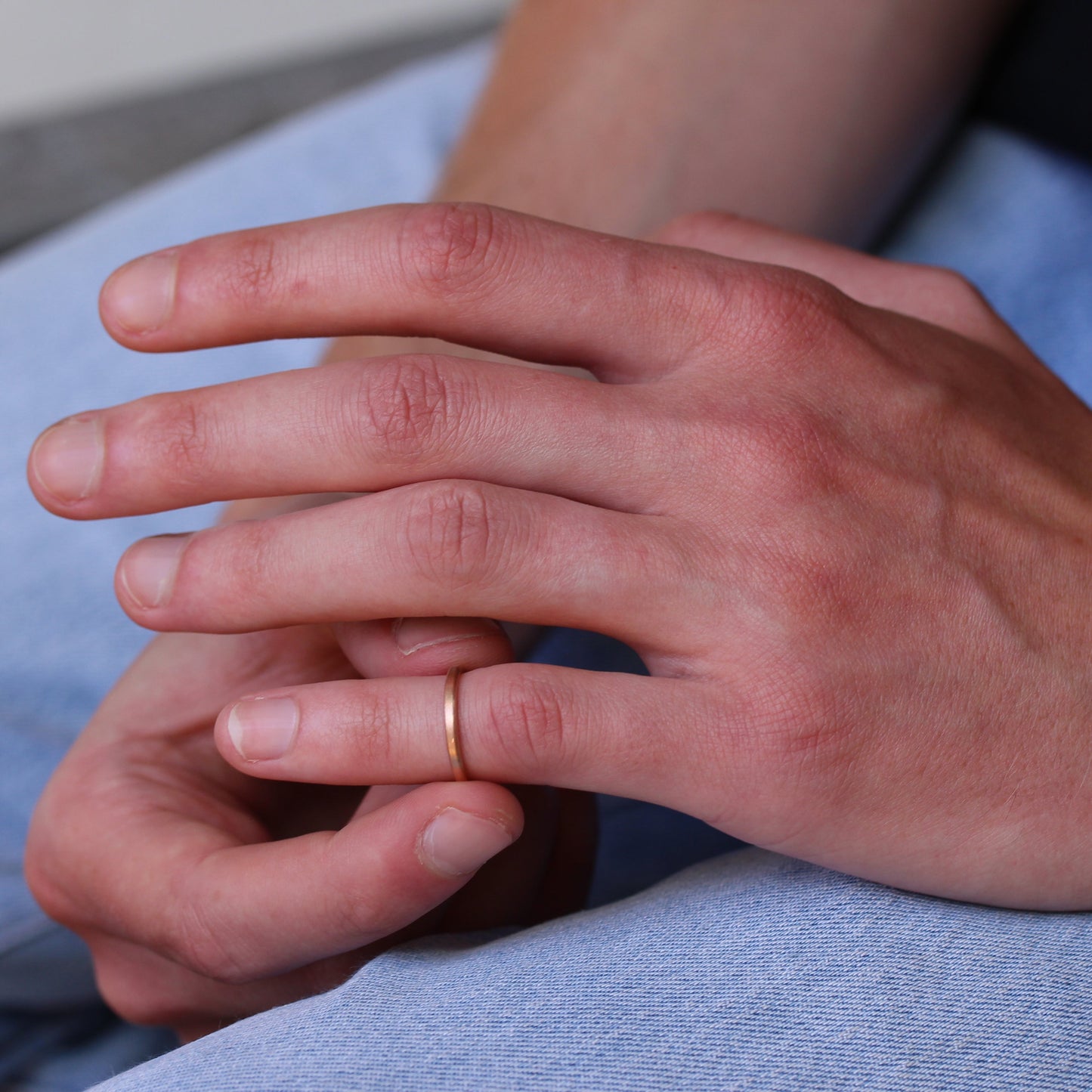 Kleiner mattierter Stapelring aus Sterlingsilber mit Roségoldüberzug