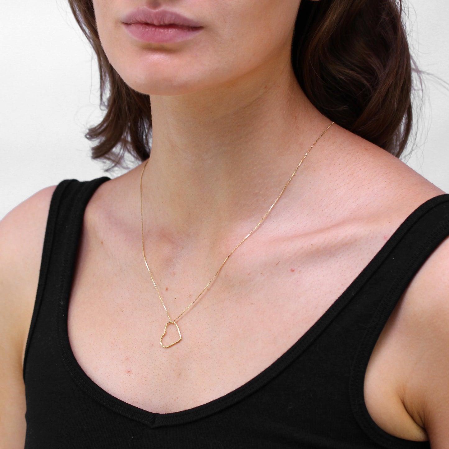 Halskette aus 9 Karat Gold mit verdrehtem, schwebendem Herz