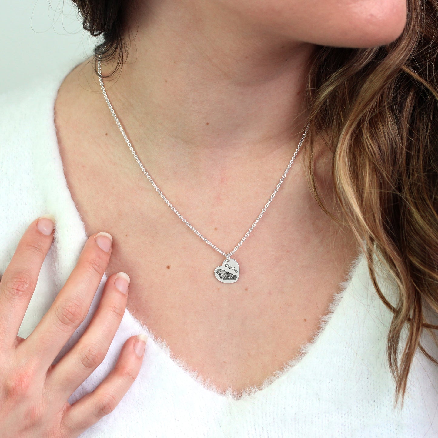 Maßgefertigte Halskette aus Sterlingsilber mit Fußabdruck und Herz 40–60 cm