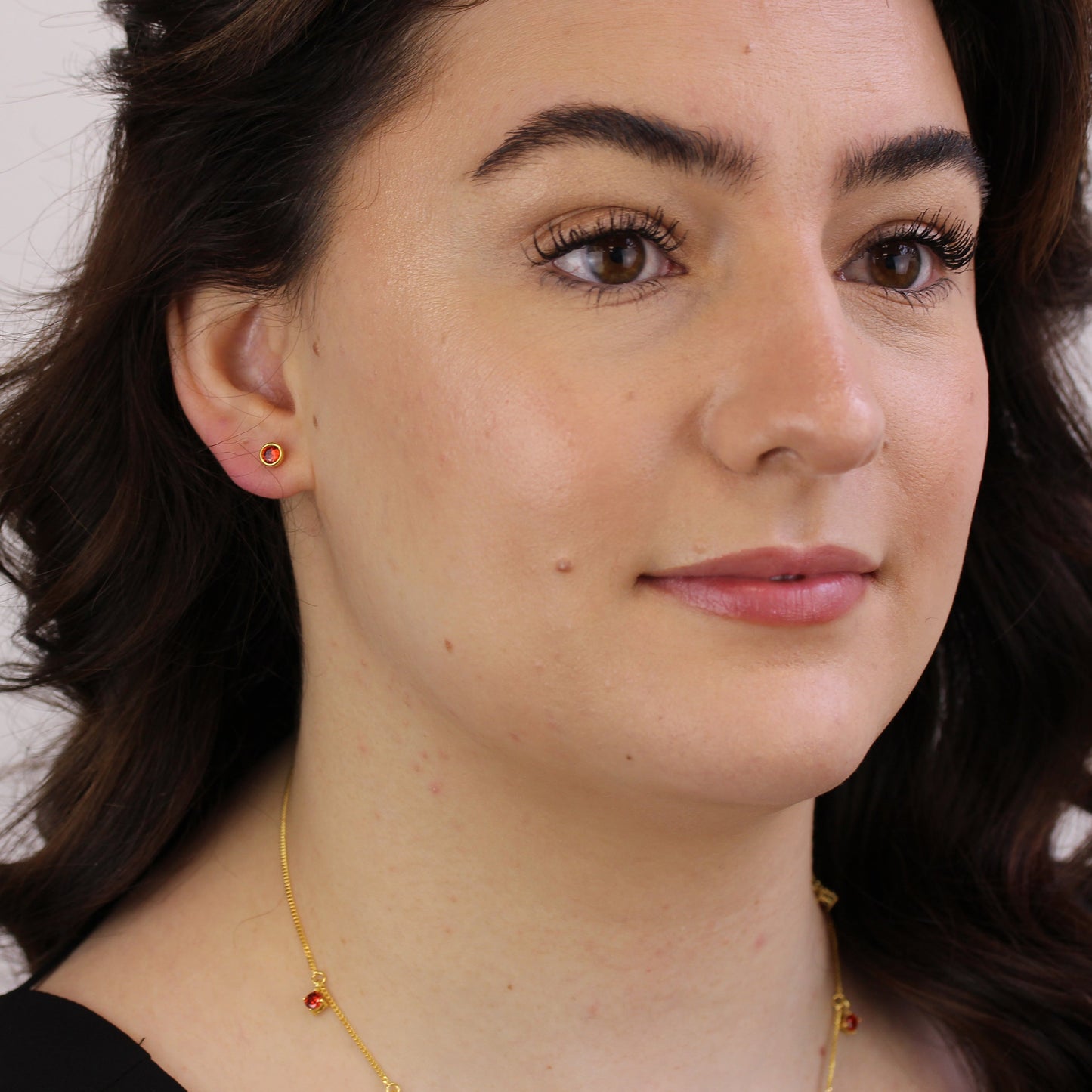 Vergoldet Sterlingsilber Granat CZ Überschliff 4mm Ohrstecker