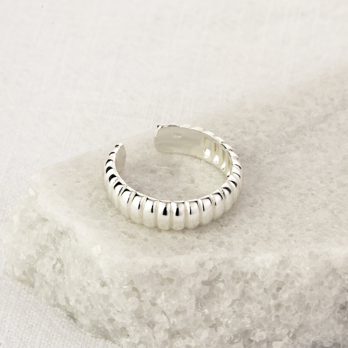 Verstellbarer schwerer Ring aus Sterlingsilber mit geriffelter Struktur