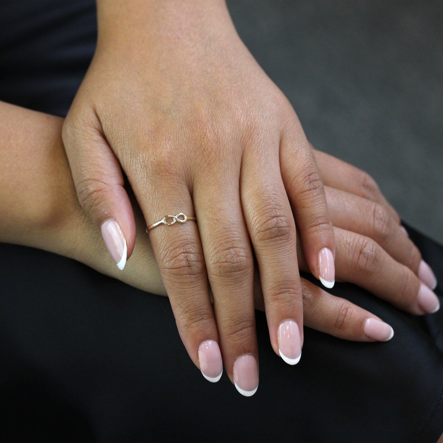 9 Karat Gold Infinity Loop Stapelring Größe I – T