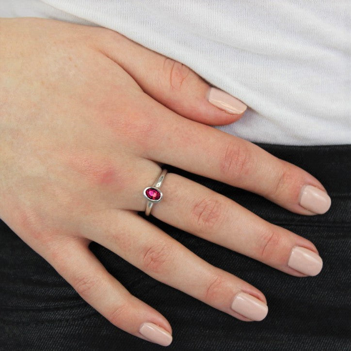 Sterlingsilber & Rubin-CZ-Kristall, oval, Geburtsstein für Juli, Ringgrößen J–U