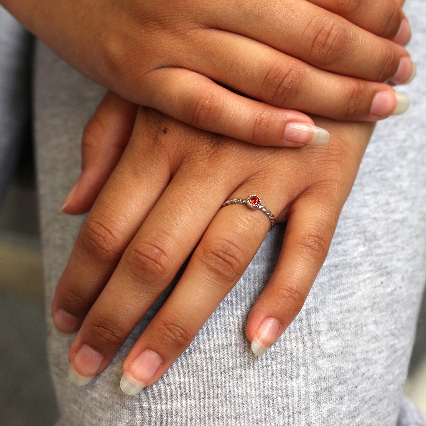 Sterlingsilber & Granat CZ Kristall Januar Geburtsstein Twisted Rope Ring I - U