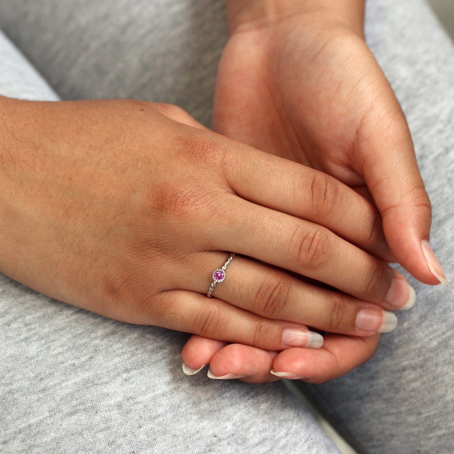 Sterlingsilber & Turmalin-CZ-Kristall Oktober-Geburtsstein-Ring mit gedrehter Kordel I – U