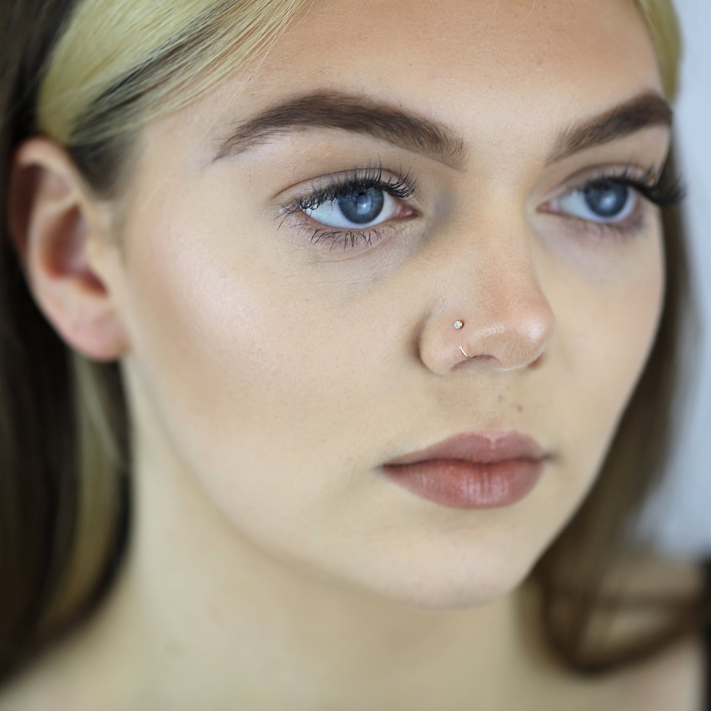 9 Karat Gold & 2mm Überschliff CZ Kristall Offen Creolen Nasenring