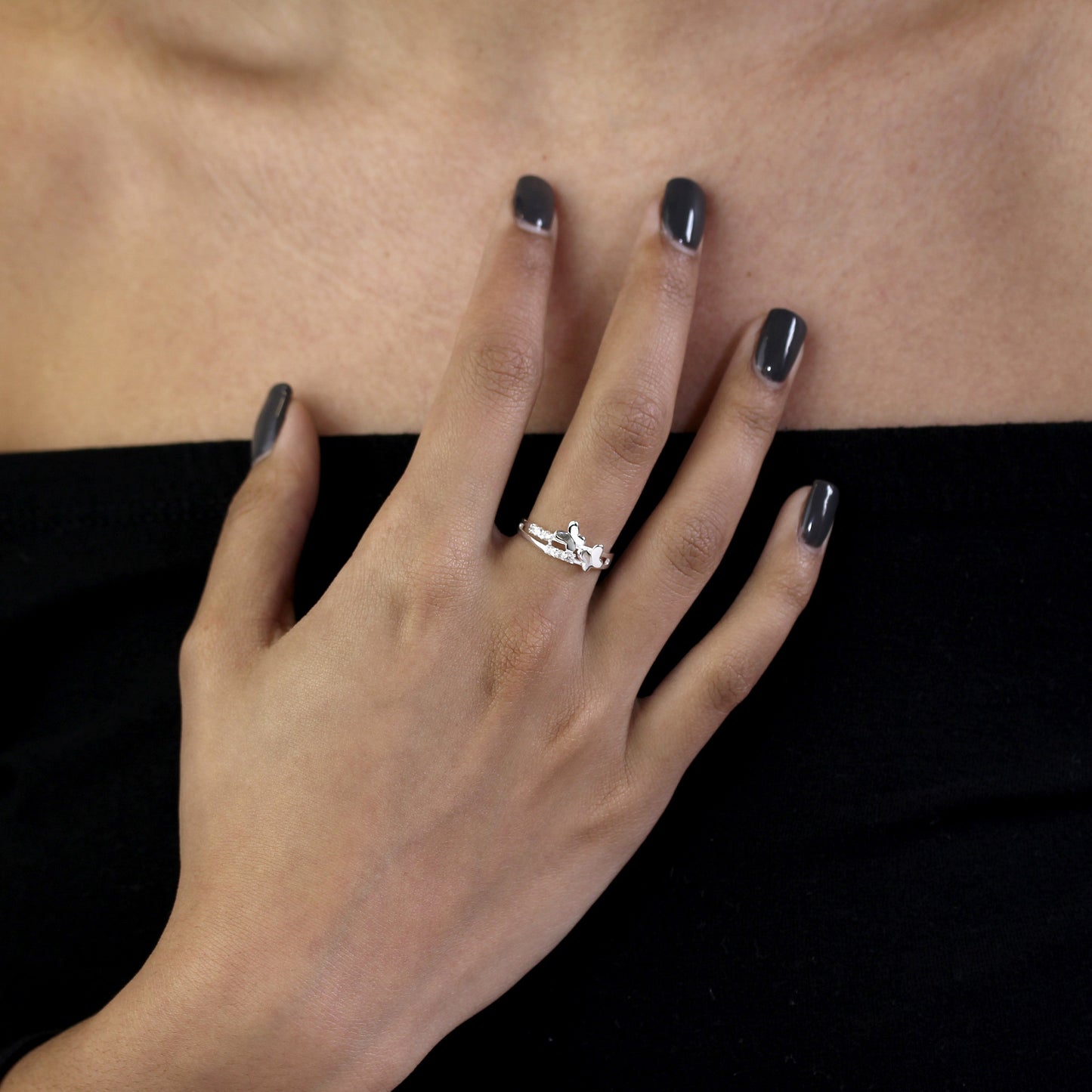 Geteilter Bandring aus Sterlingsilber mit CZ-Kristallen und Schmetterlingen – UK-Größen J–W