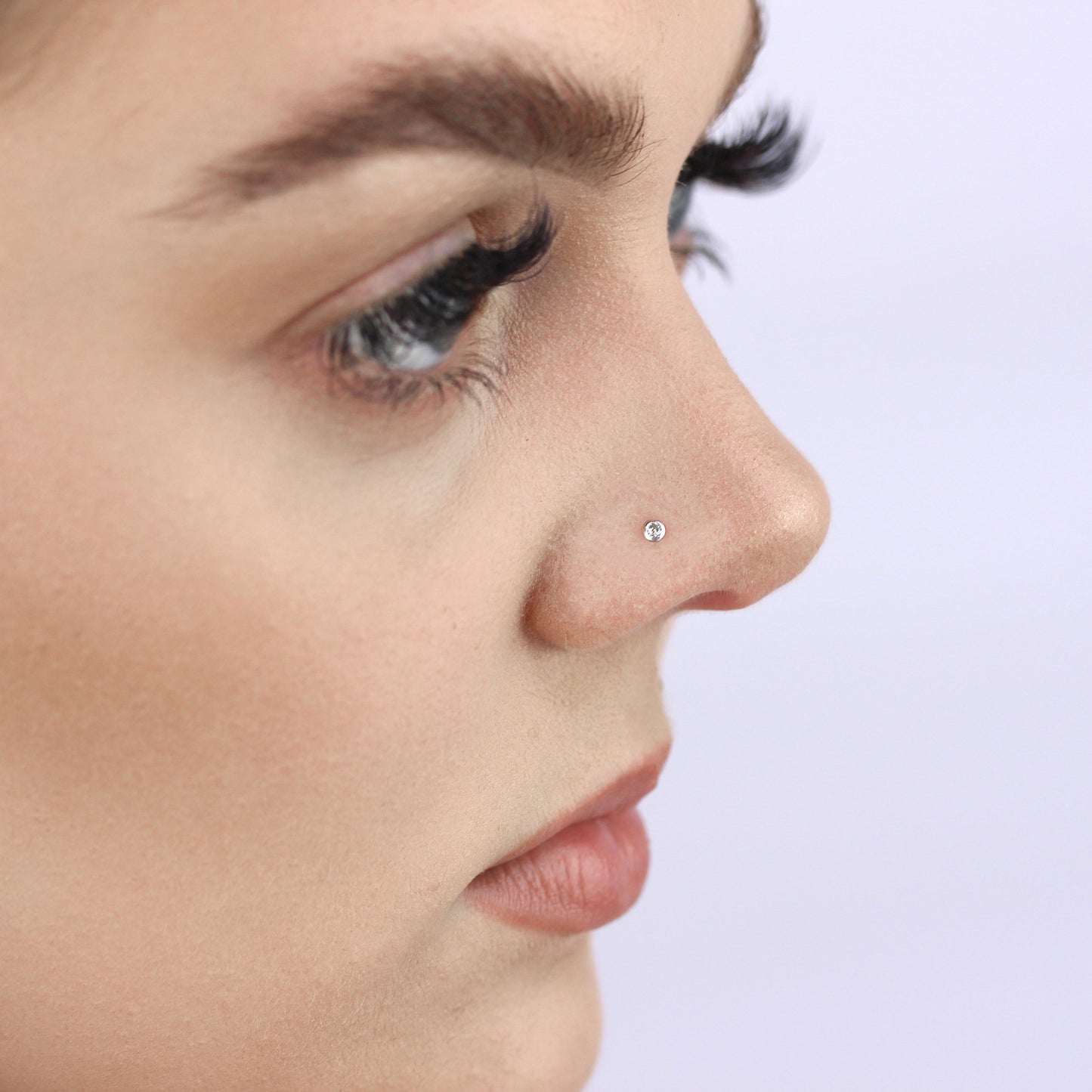 9 Karat Weißgold & 2mm Rund Überschliff Klar CZ Kristall Nasenschraube