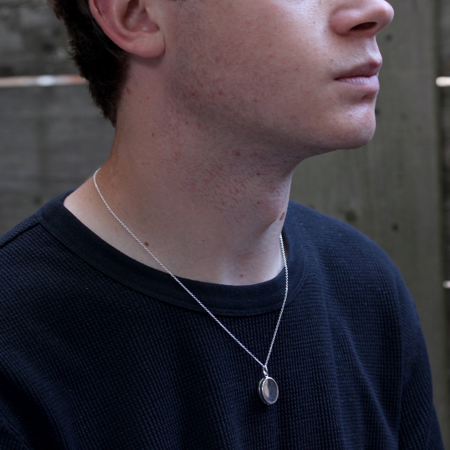 Halskette mit ovalem Medaillon aus Sterlingsilber an einer Kette