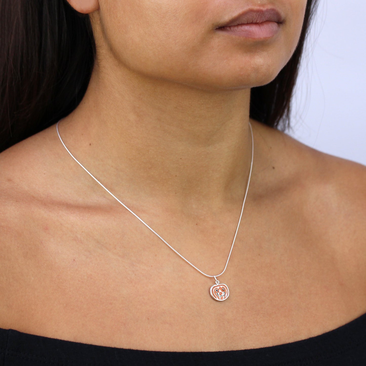 Halskette mit Anhänger aus Sterlingsilber und Emaille mit Kürbis, 16–22 Zoll