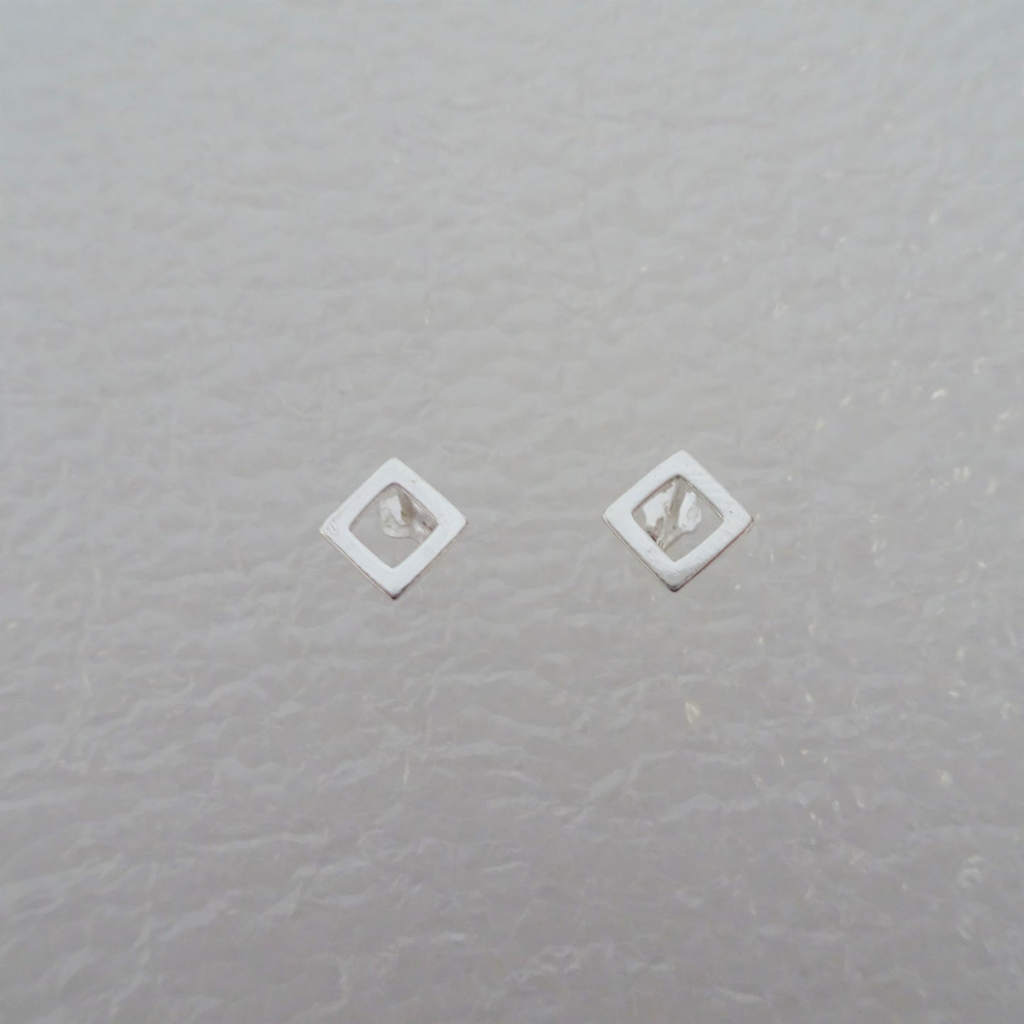 Sterlingsilber Offen Diamant Form Ohrstecker