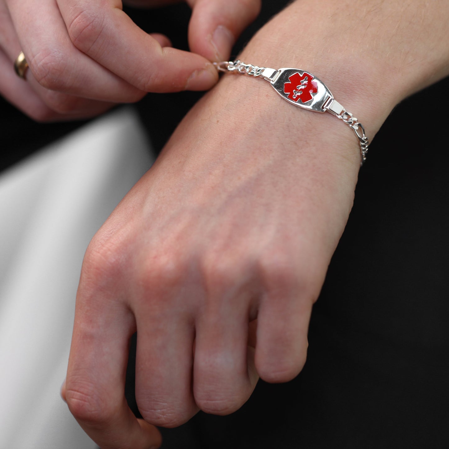 Medizinisches Notfallarmband für Männer und Frauen aus Sterlingsilber mit großer ovaler Gravurplatte – 7–8 Zoll