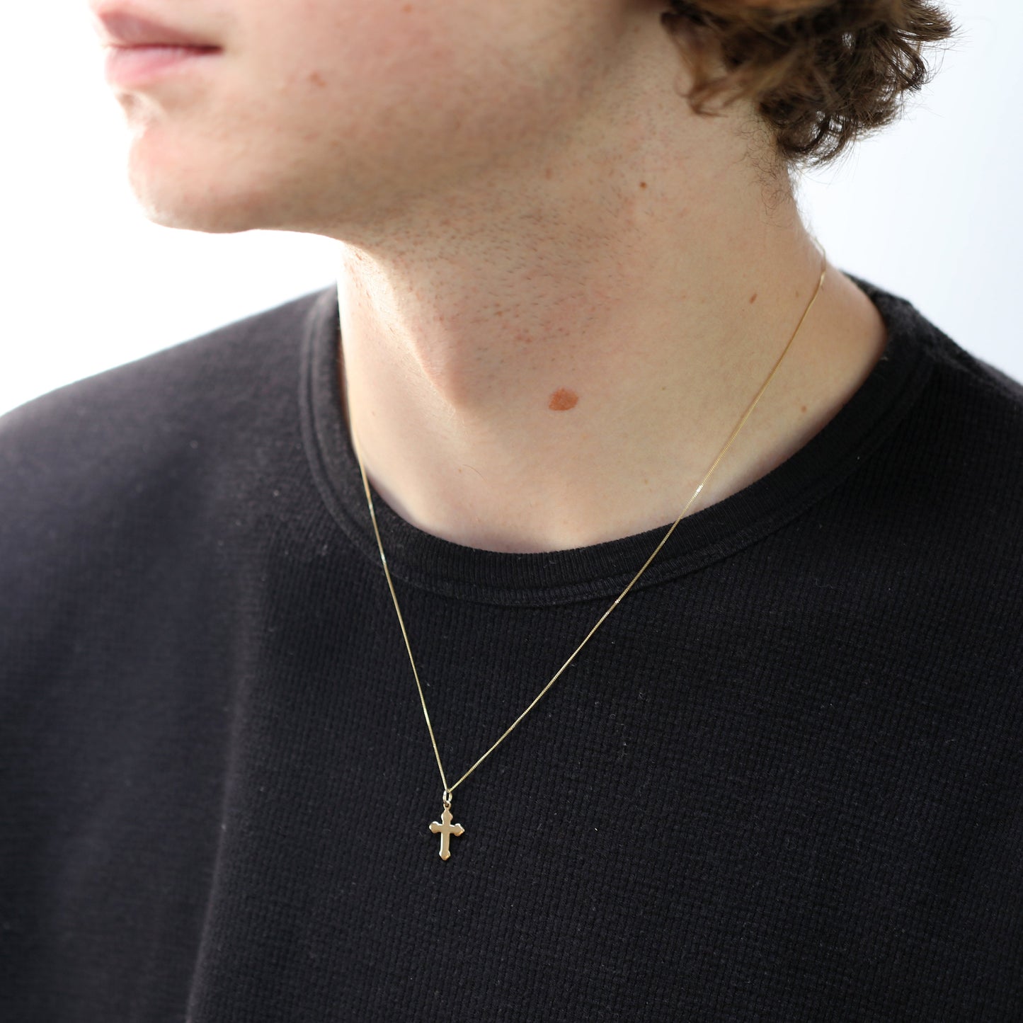 Anhänger aus 9 Karat Gold mit gotischem Kreuz