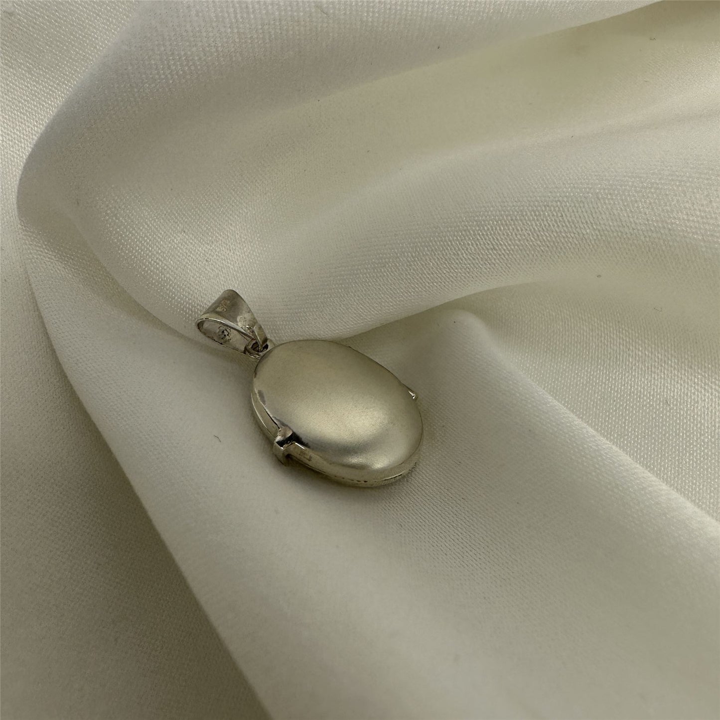 Kleines ovales Medaillon aus mattem Sterlingsilber mit Engel