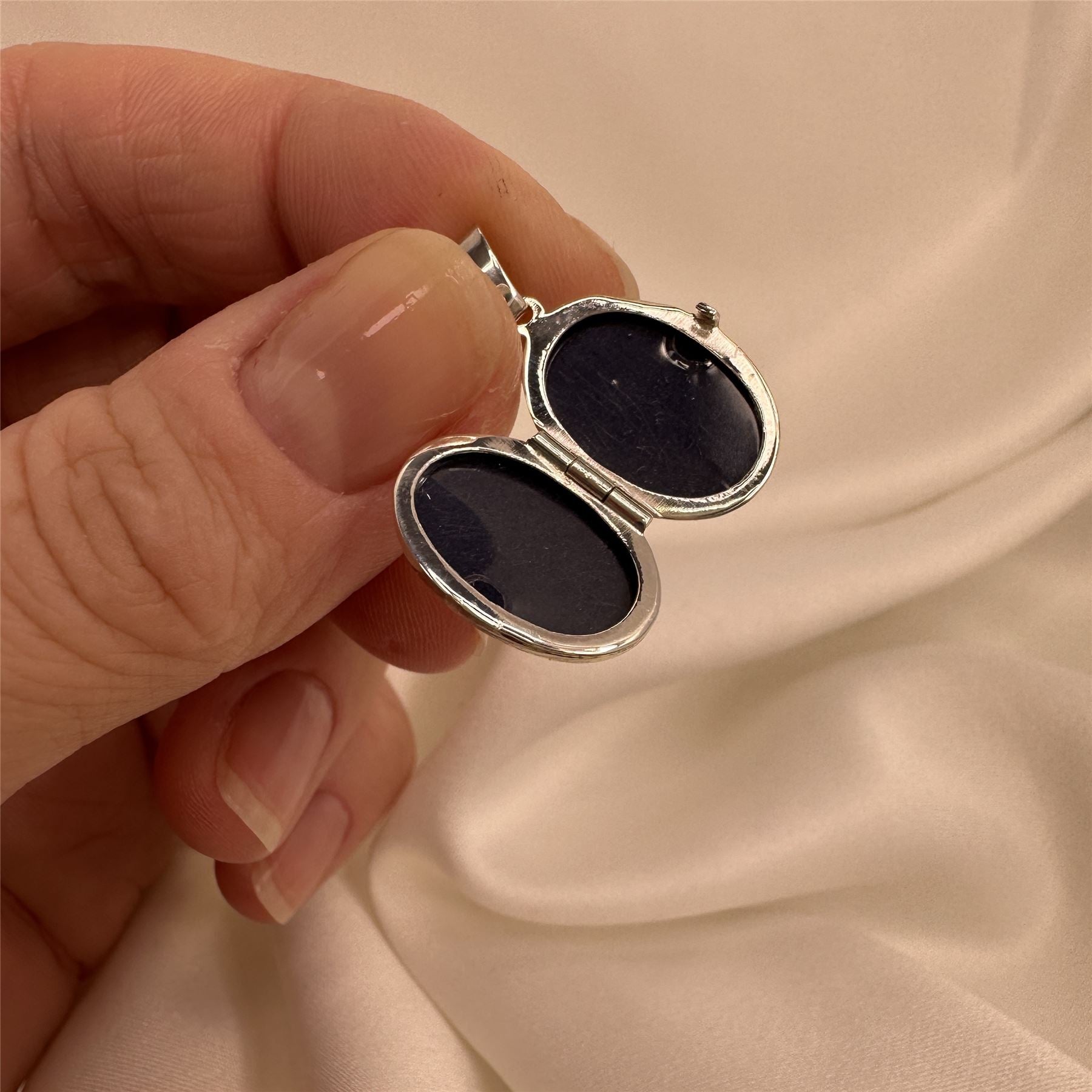 Kleines ovales Medaillon aus mattem Sterlingsilber mit Engel