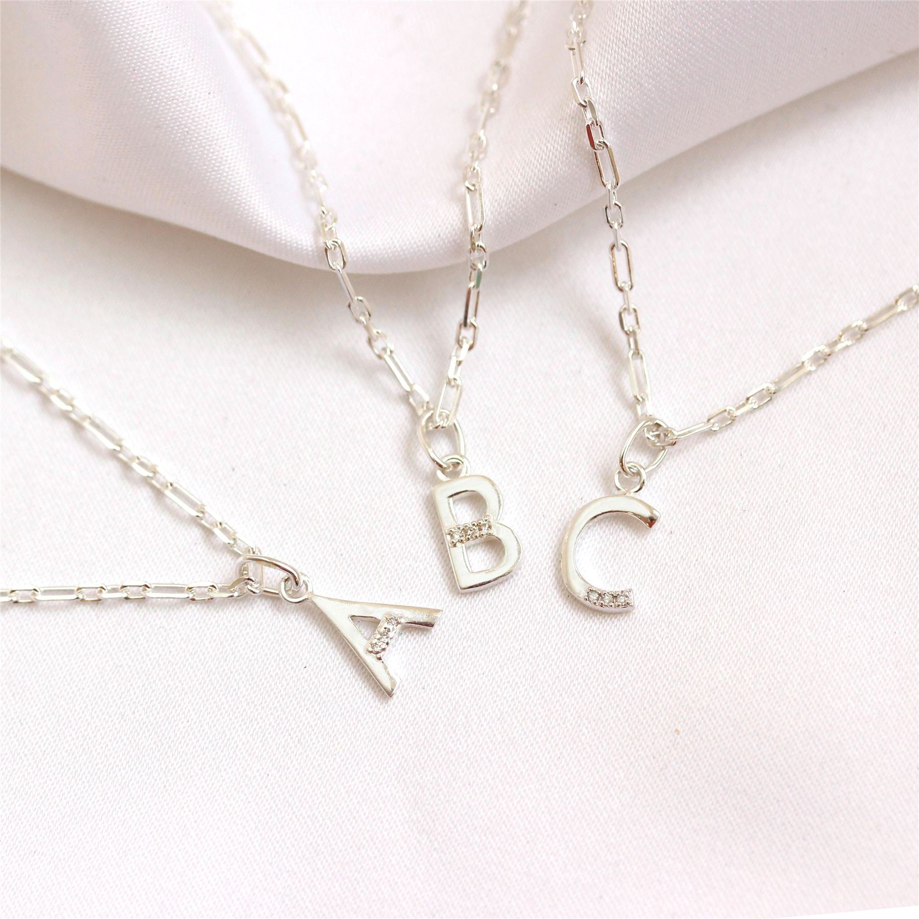Sterlingsilber Halskette mit drei Diamanten und Initialen