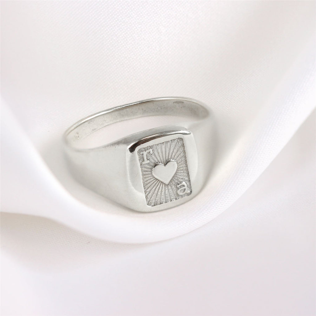 Personalisierter Siegelring aus Sterlingsilber mit Initialen und Spielkarte