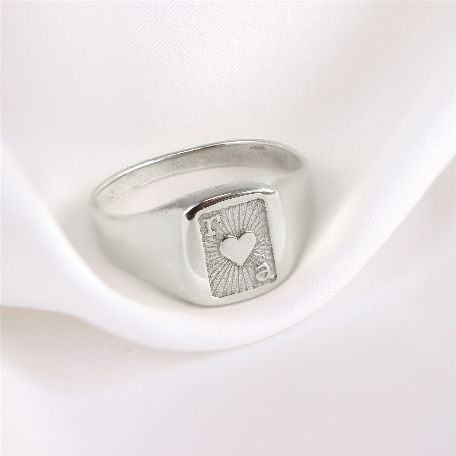 Personalisierter Siegelring aus Sterlingsilber mit Initialen und Spielkarte
