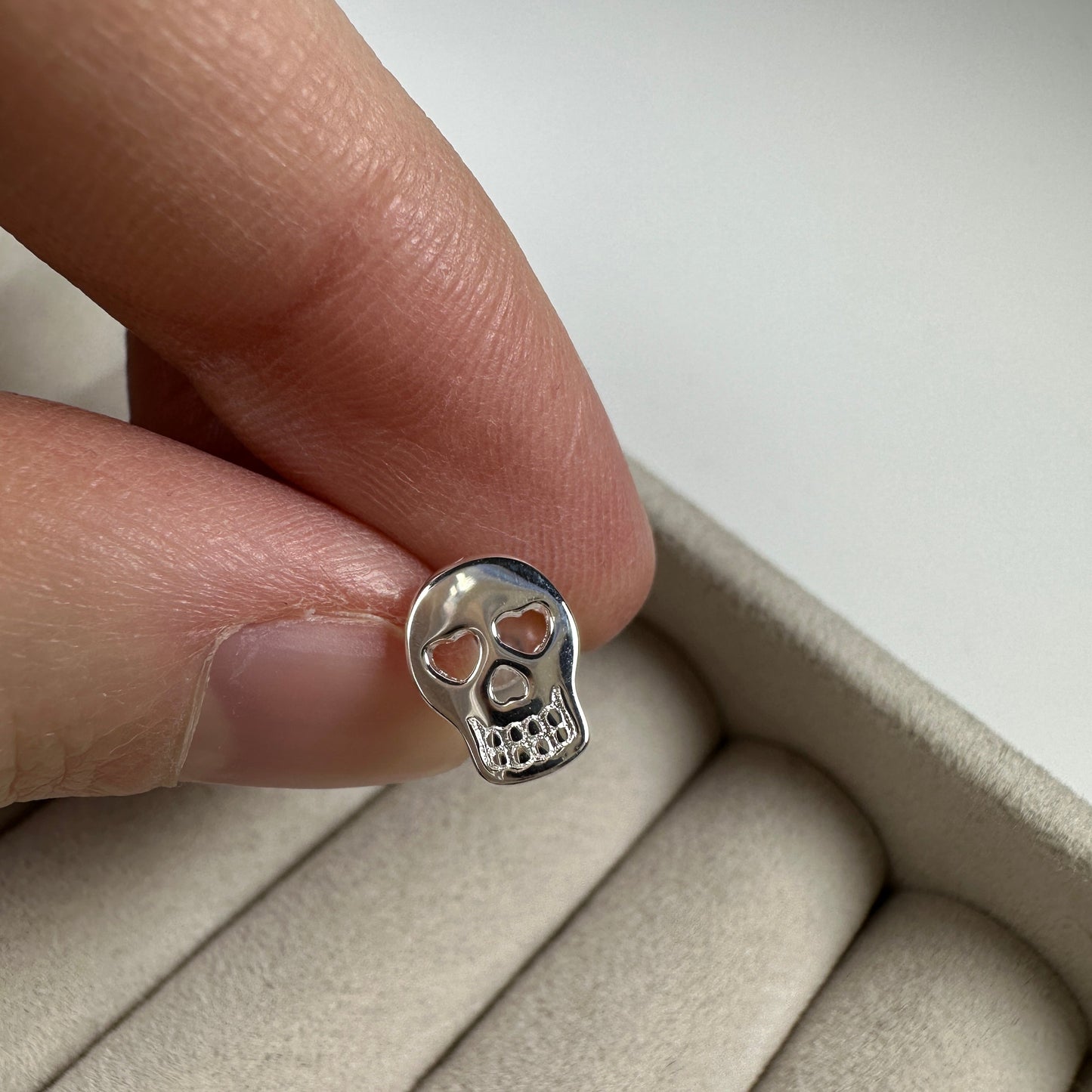 Sterlingsilber Totenkopf Herz Ohrstecker