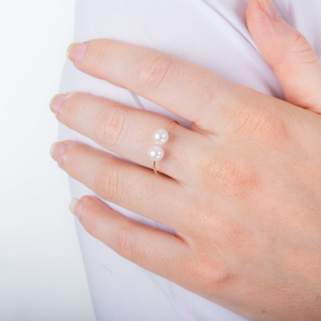 Verstellbarer offener Ring aus 9 Karat Gelbgold mit zwei weißen Süßwasserperlen