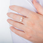 Verstellbarer offener Ring aus 9 Karat Gelbgold mit zwei weißen Süßwasserperlen