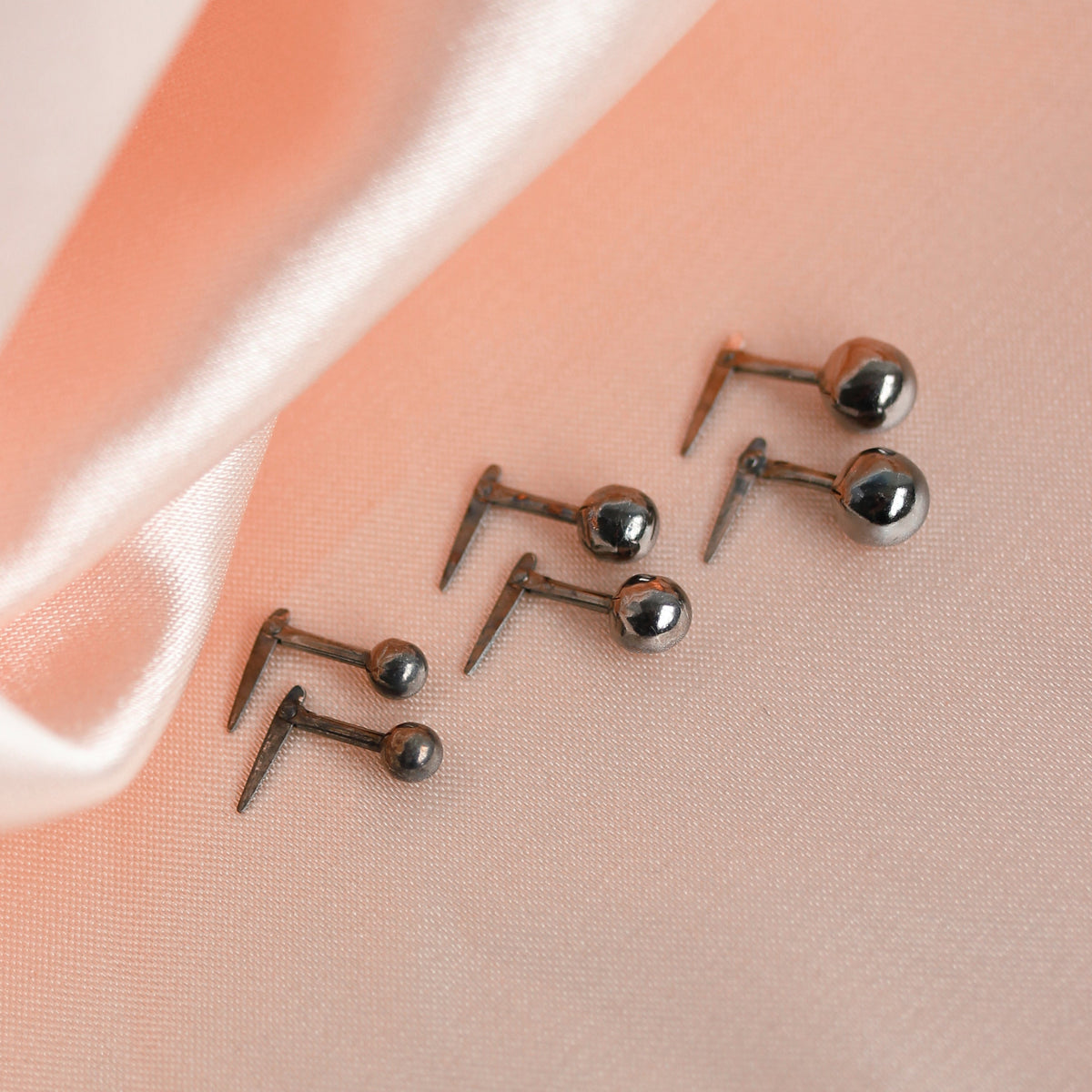 Andralok Kugel-Ohrstecker aus schwarz rhodiniertem Sterlingsilber, 3-5 mm