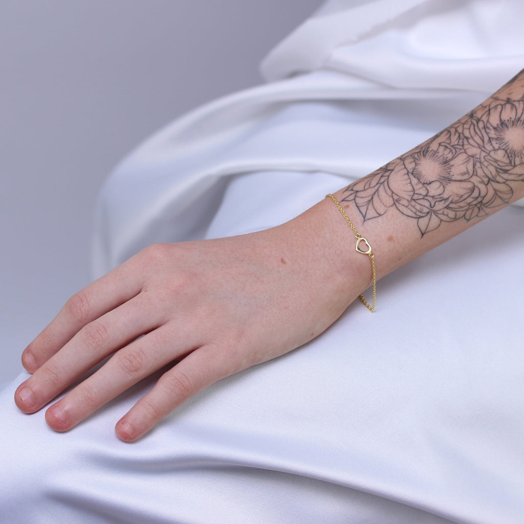 Armband mit Rolo-Kette und offenem Herz aus vergoldetem Sterlingsilber