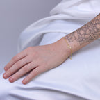 Armband mit Rolo-Kette und offenem Herz aus vergoldetem Sterlingsilber