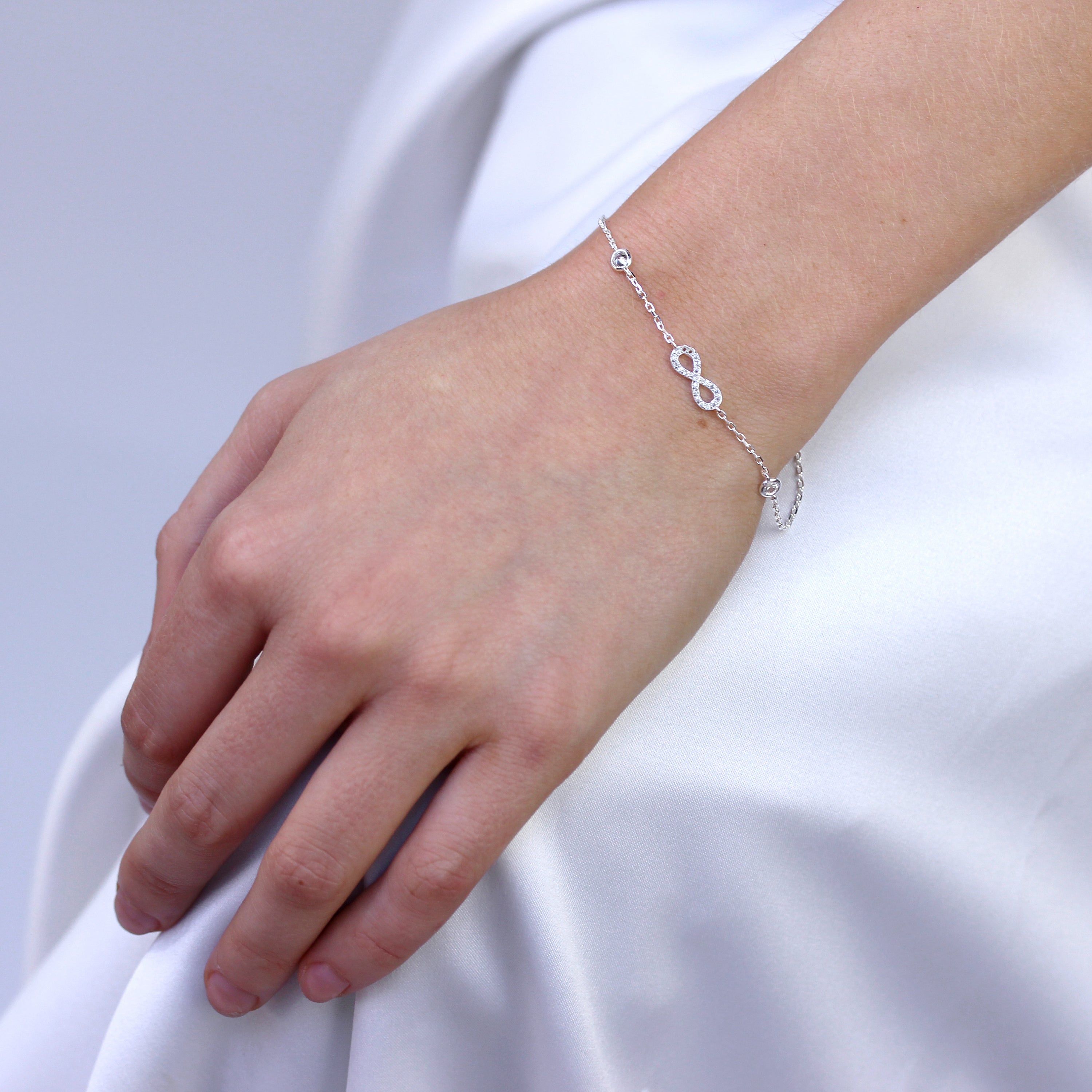 Fein Sterlingsilber Unendlichkeitsschleife & Rund CZ Verstellbar Armband