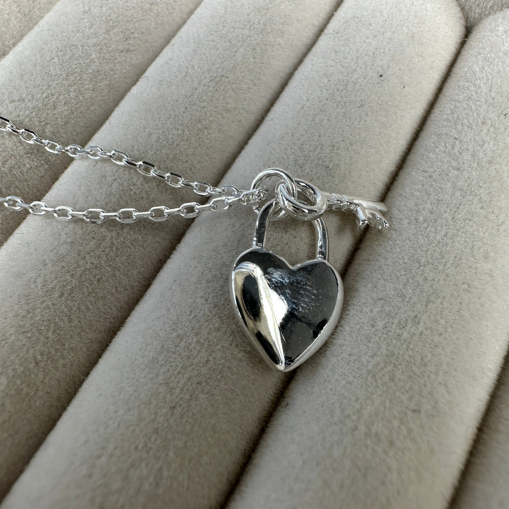 Verstellbares Armband aus Sterlingsilber mit Schlüssel und Herz-Vorhängeschloss
