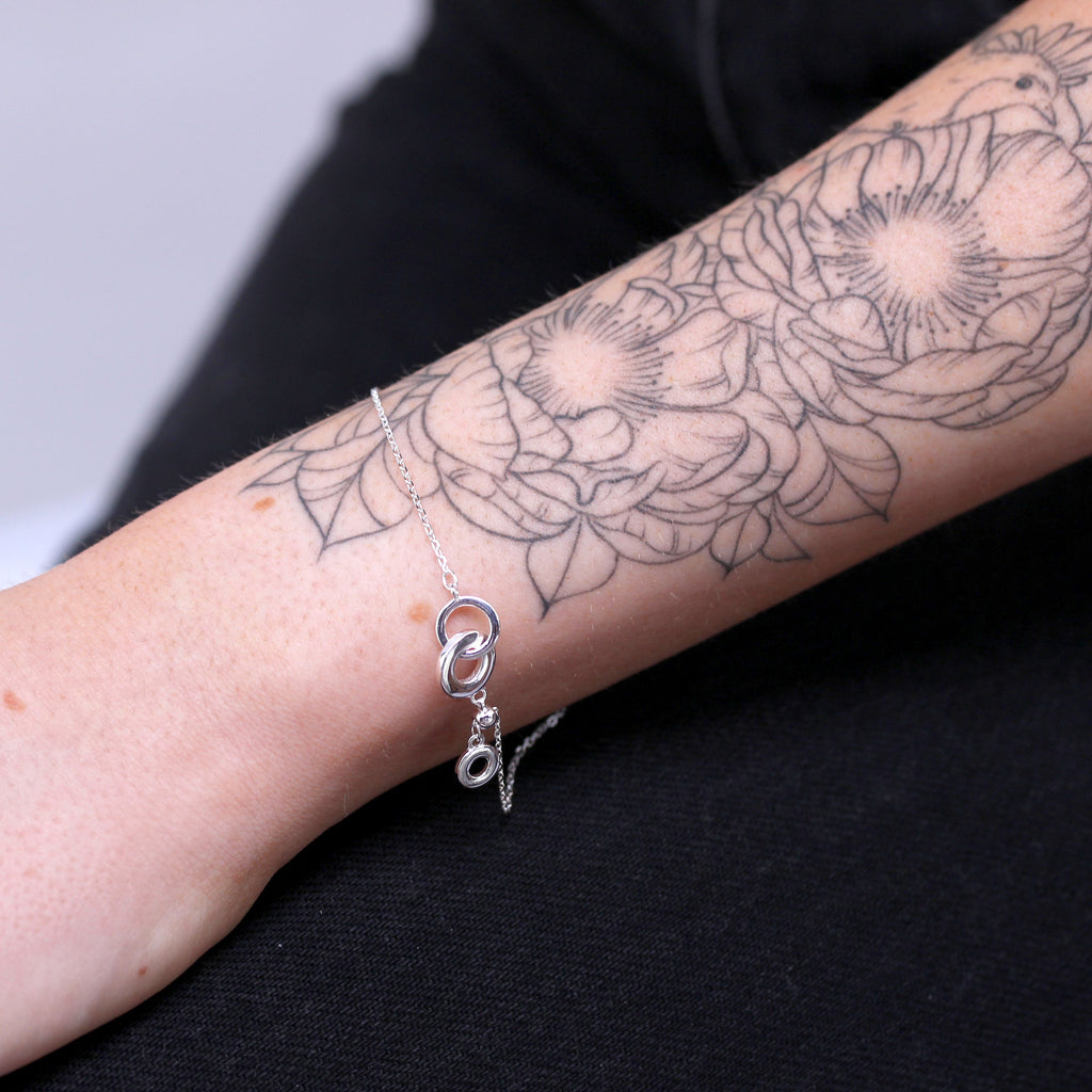 Verstellbares Armband aus Sterlingsilber mit ineinandergreifenden Karma-Kreisen