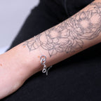 Verstellbares Armband aus Sterlingsilber mit ineinandergreifenden Karma-Kreisen