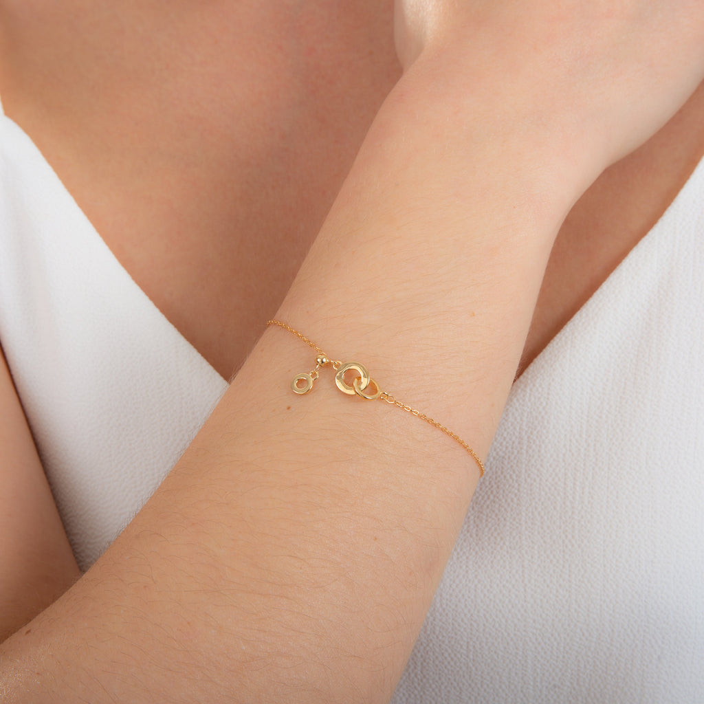 Verstellbares Armband aus vergoldetem Sterlingsilber mit ineinandergreifenden Karma-Kreisen