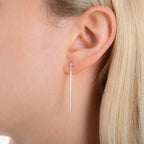 Ohrstecker aus Sterlingsilber mit langem Stab und hängender Kugel