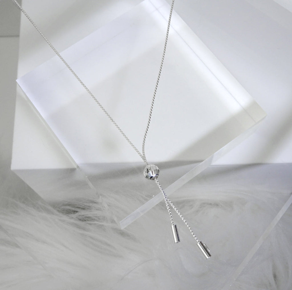 Verstellbare Halskette aus Sterlingsilber mit Kugel und doppelter Quaste