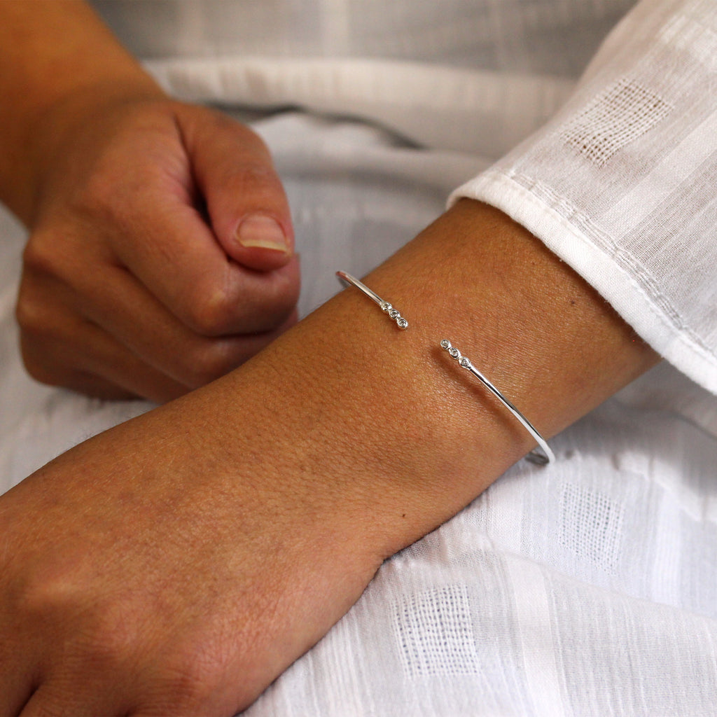 Sterlingsilber Winzig Rund Klar CZ Kristall Offen Manschetten Armreif