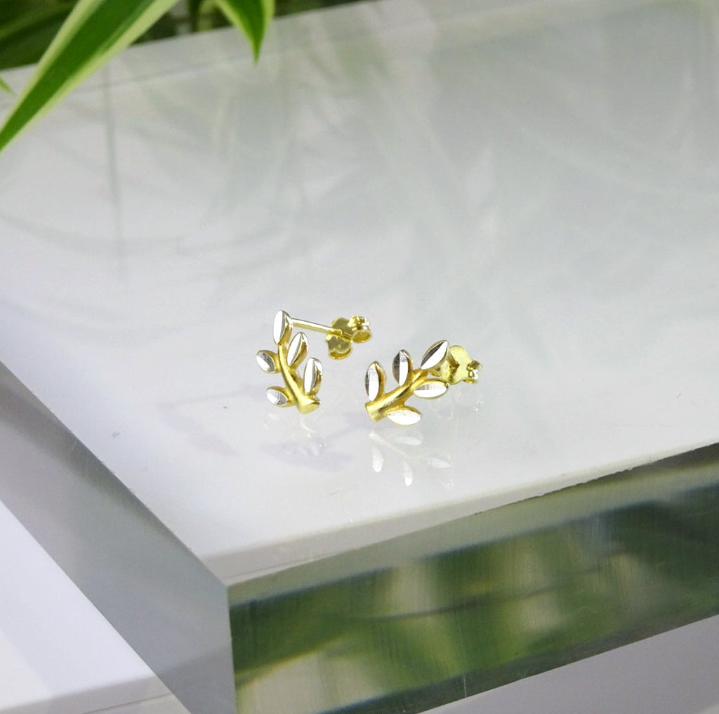 Diamantierte Ohrstecker aus vergoldetem Sterlingsilber mit Blatt und Zweig