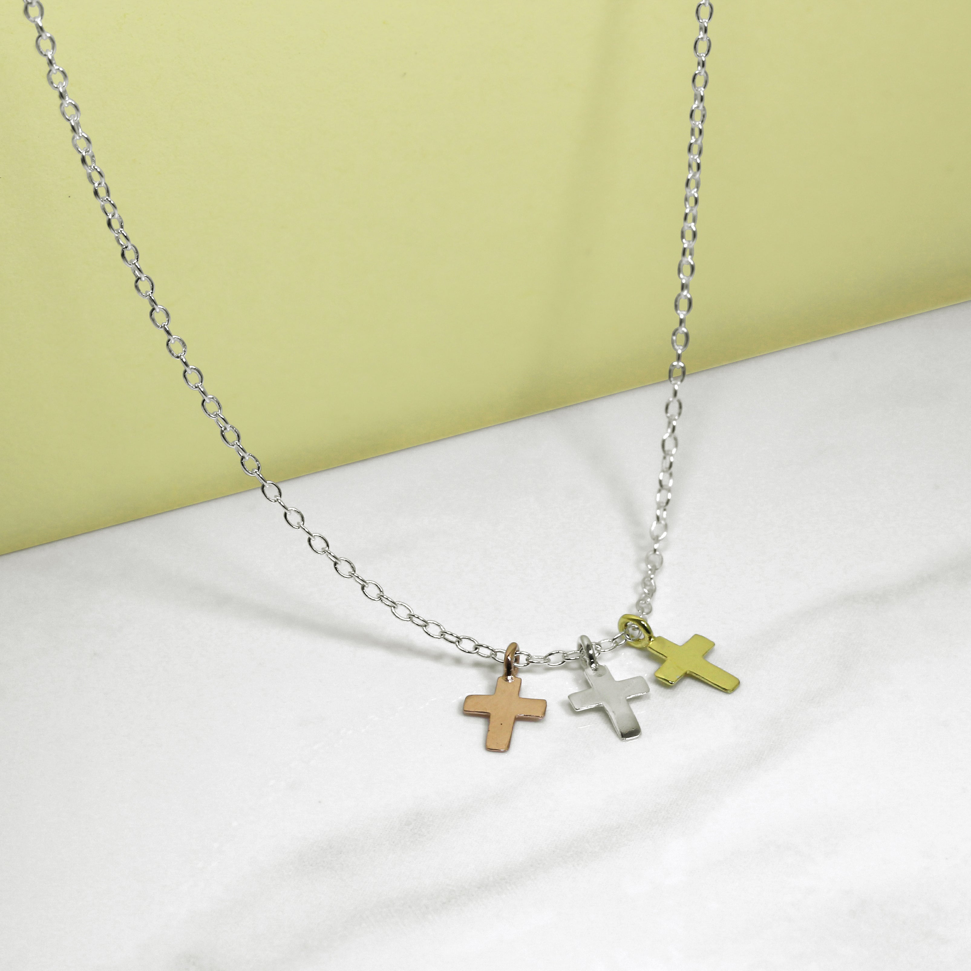 Sterlingsilber Mischgold getaucht Dreifach Kreuz Halskette