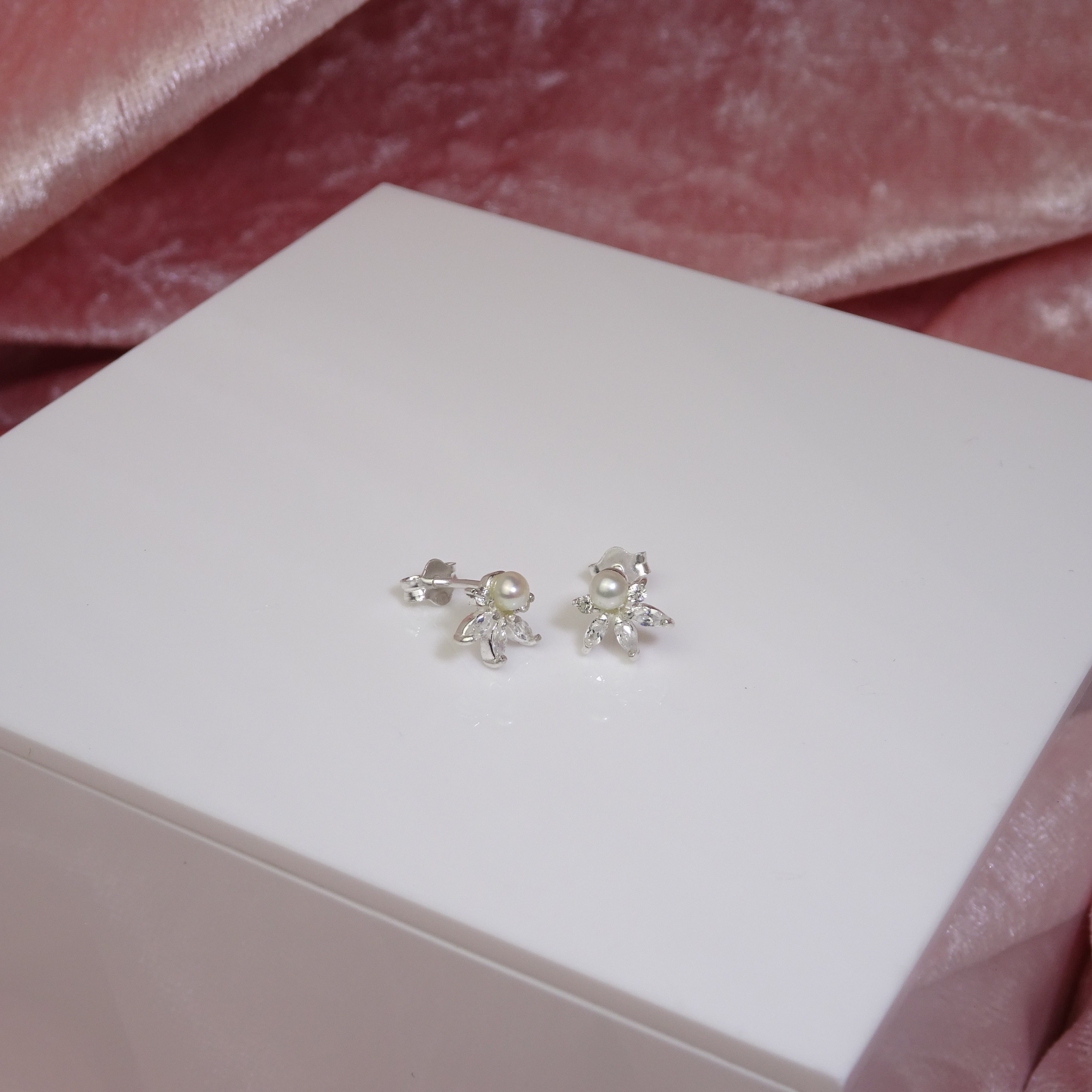 Sterlingsilber CZ Kristall Blume & Süßwasserperle Ohrringe