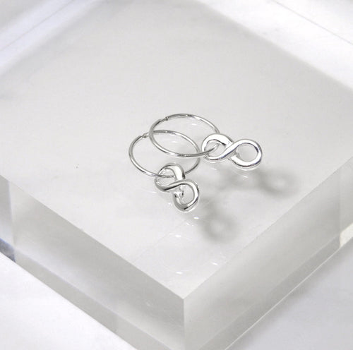 Creolen aus Sterlingsilber mit Unendlichkeitszeichen-Charm, 12 mm