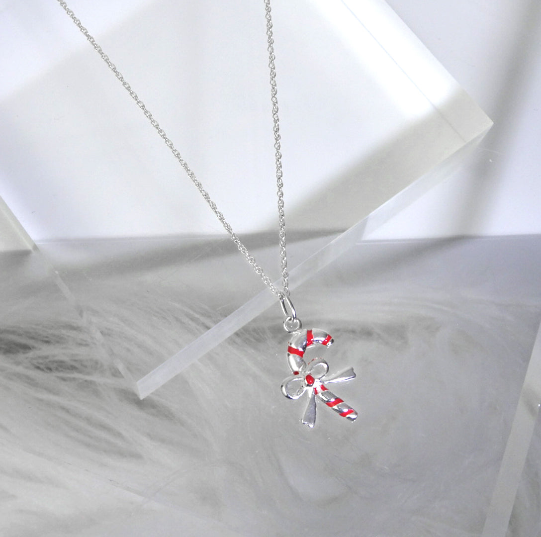 Halskette aus Sterlingsilber mit roter Emaille und Zuckerstangen-Schleife – 14–24 Zoll