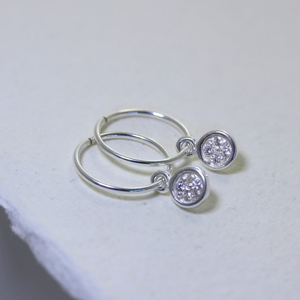 Charm-Creolen aus Sterlingsilber mit rundem klarem Pavé-Zirkonia, 12 mm