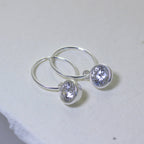 Charm-Creolen aus Sterlingsilber mit klarem Kristall in Zargenfassung, 12 mm