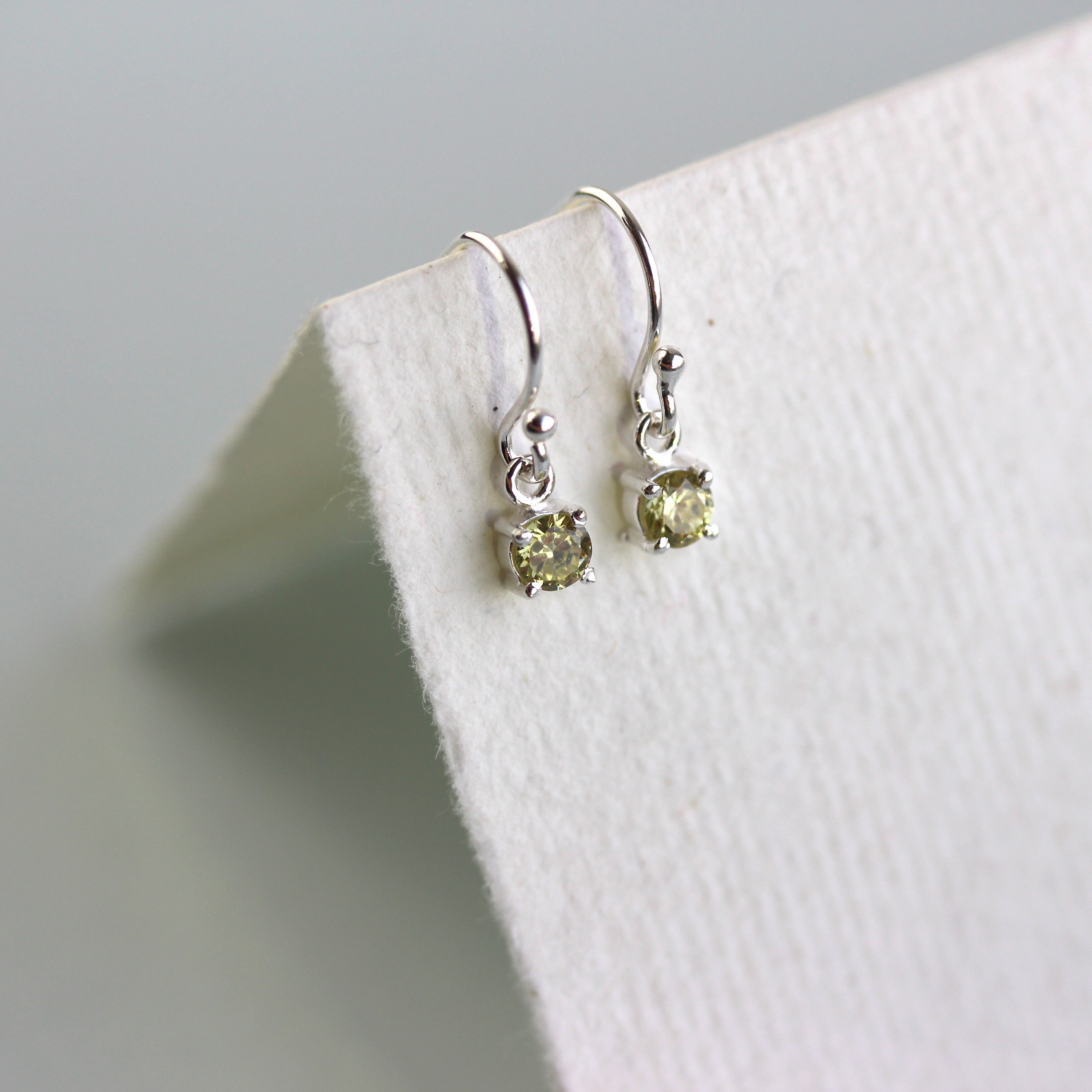Sterlingsilber Peridot CZ Kristall August Geburtsstein Ohrhänger