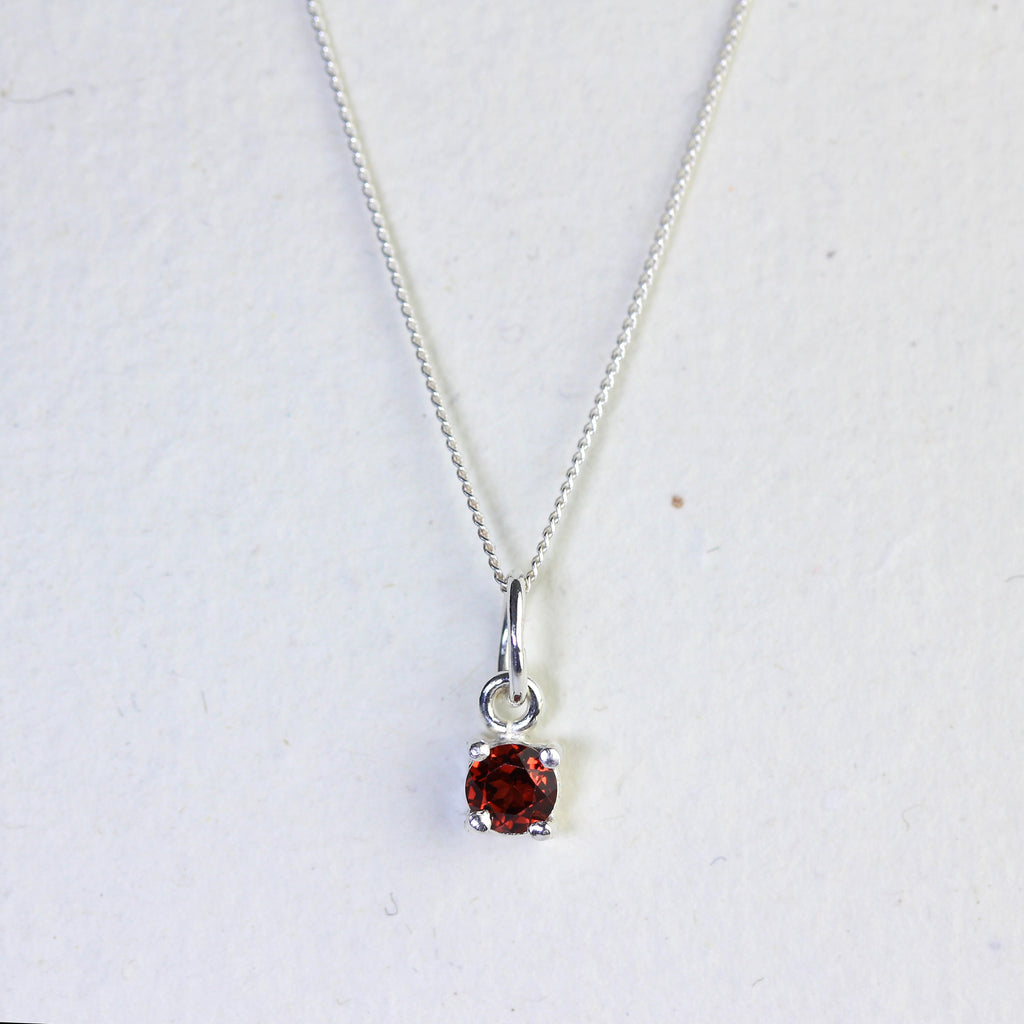Sterlingsilber Halskette mit Granat CZ Januar Geburtsstein und Krappenfassung – 14–32 Zoll