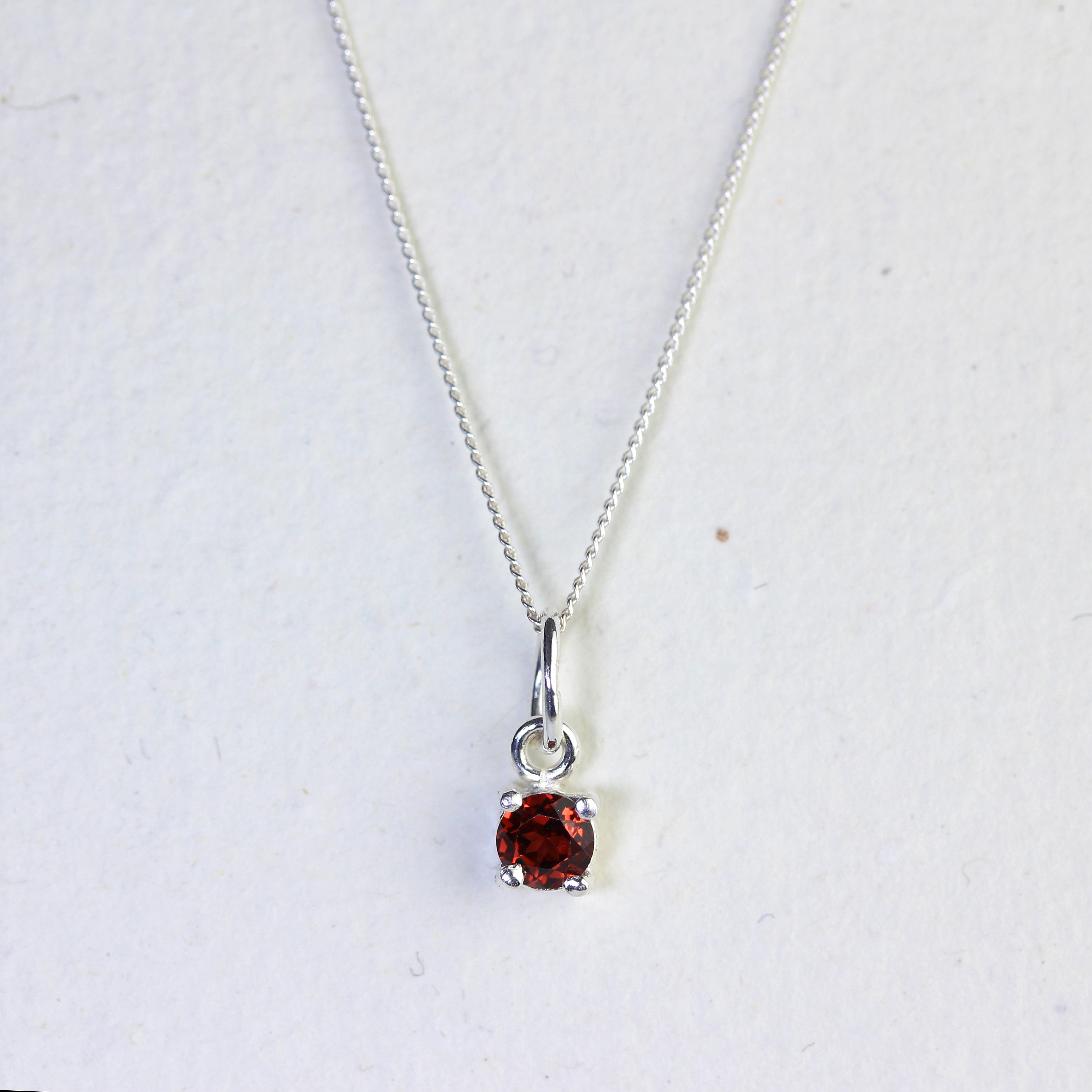 Sterlingsilber Halskette mit Granat CZ Januar Geburtsstein und Krappenfassung – 14–32 Zoll