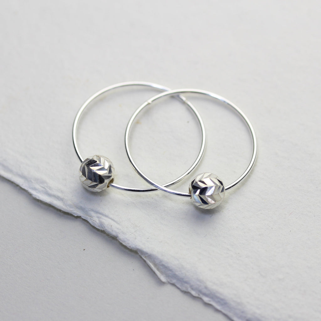 Sterlingsilber 18 mm Creolen Ohrringe mit Fischgrätschliff Kugel Anhängern